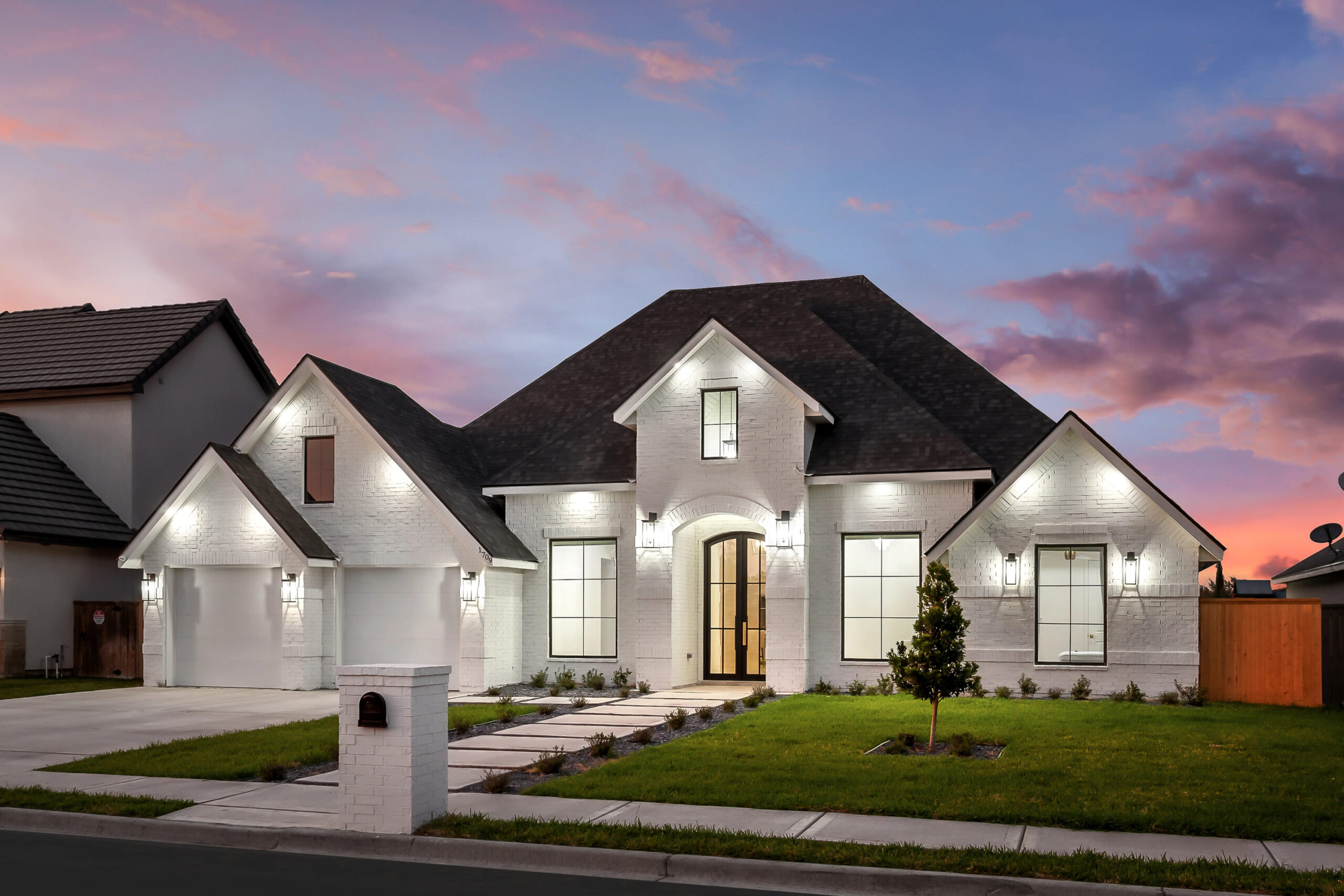 1709 E. 28th sommerset custom home for sale and building. By Villa Homes construction in Mission, McAllen and South Texas