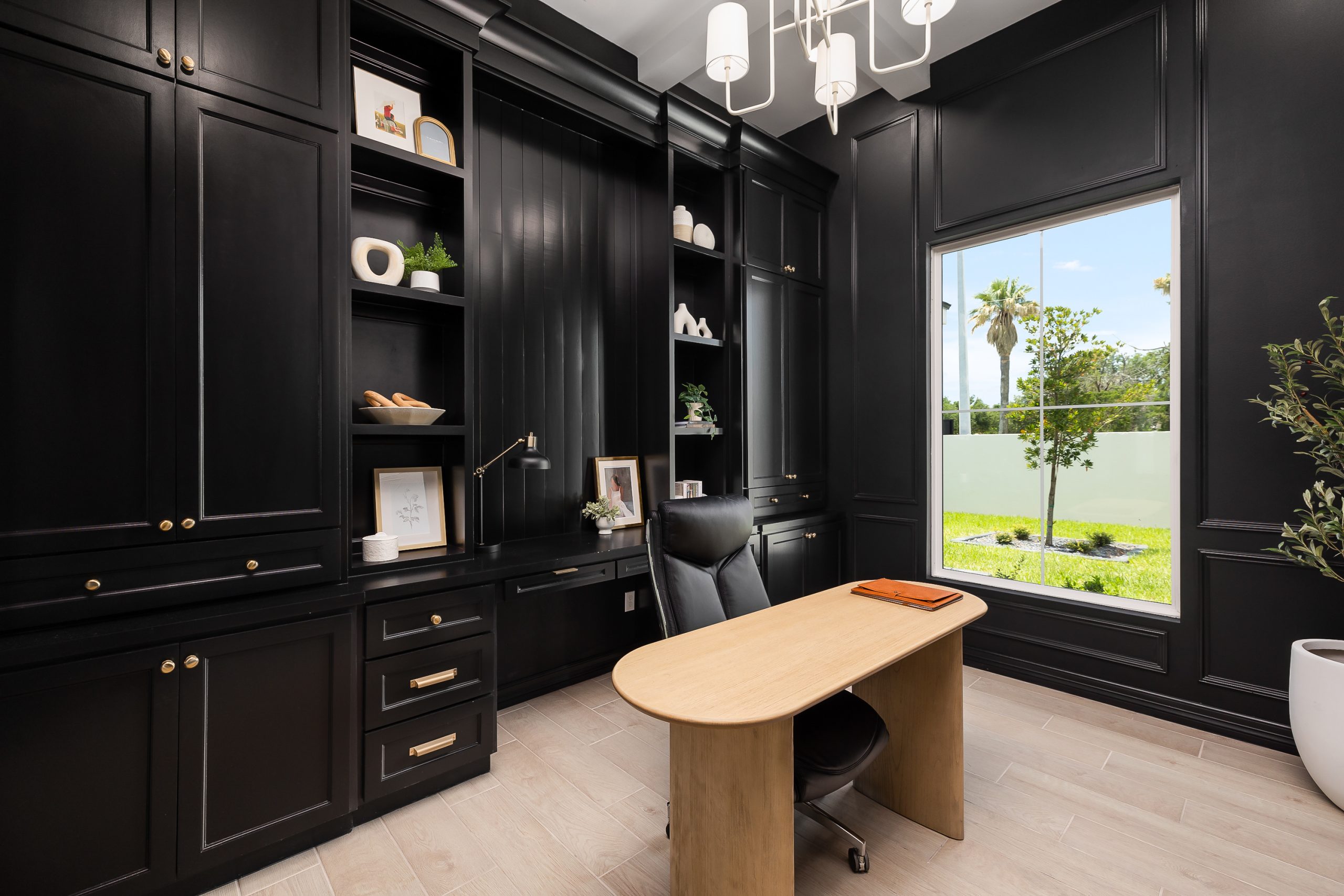 1915 E. 28th custom home build by Villa Homes. McAllen, Mission, and South Texas. home sale desk design