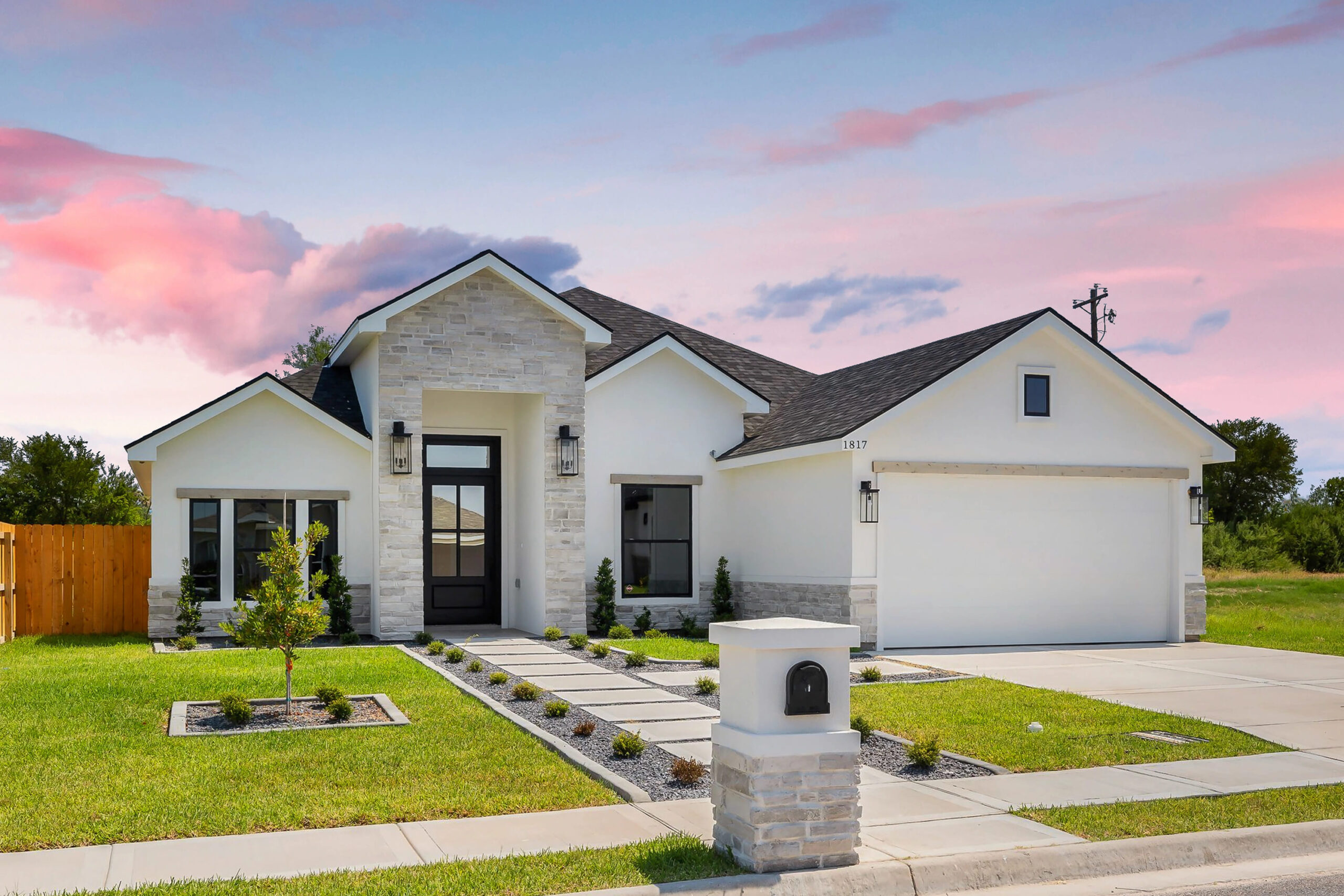 1817 Ozark Avenue: Home custom design by Villa Homes: Mission and McAllen building construction.