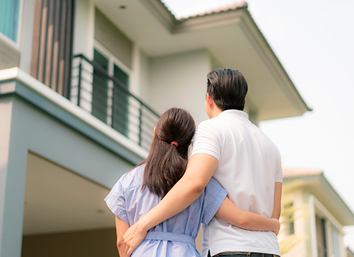 pareja recibiendo su primera casa 