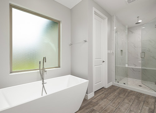 Diseño de baño moderno. Bañera, bañera y luz natural que entra por la ventana.
