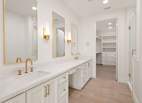 Baño de diseño de lujo. Color de diseño dorado y blanco. Baño con 2 lavabos y 3 espejos. Armario: cajones organizadores