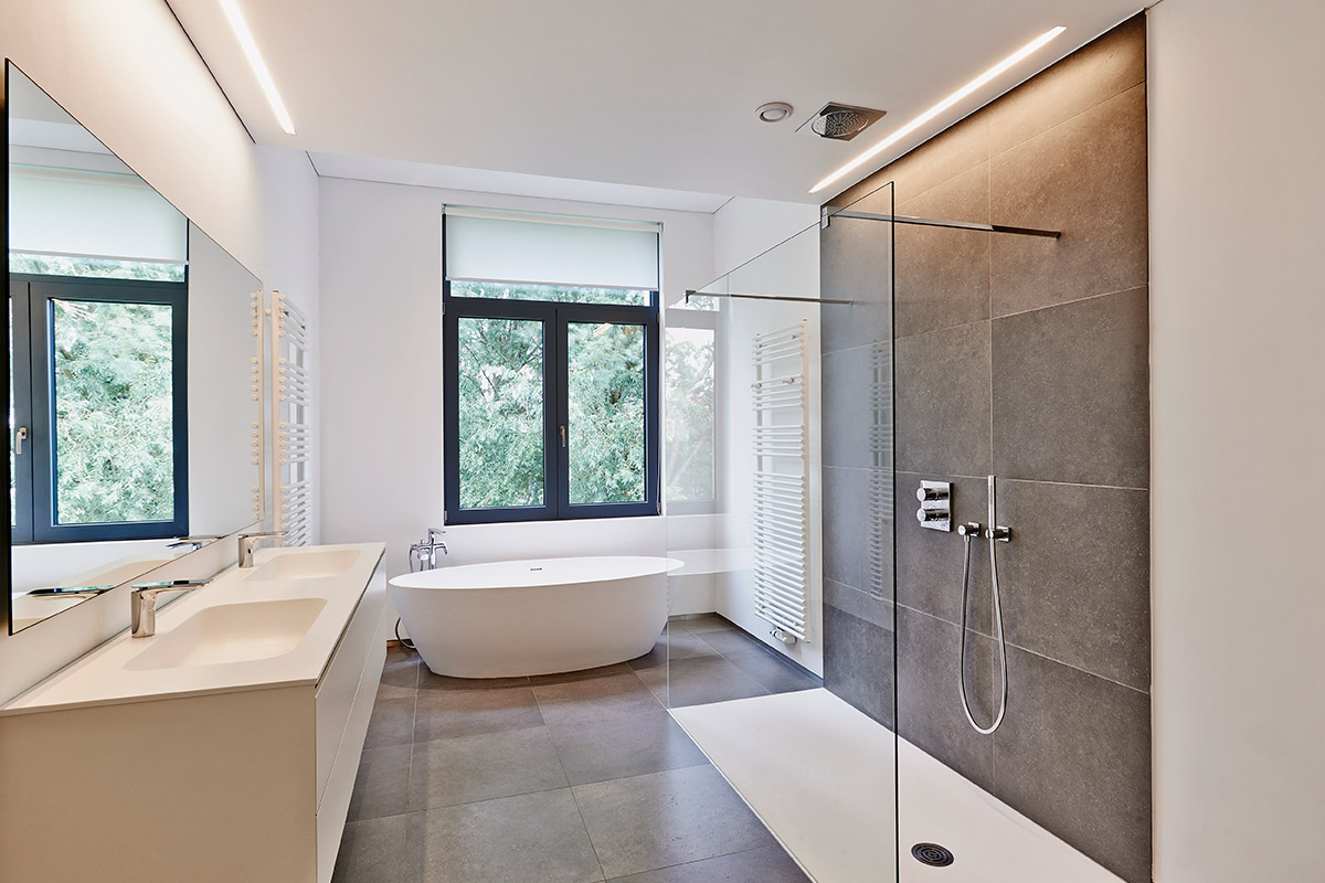 Villa Homes: baño moderno. Imagen de portada para: Diseño de baños modernos: Cómo crear un artículo de espacio lujoso y funcional