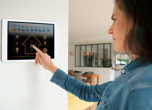 mujer usando el sistema HVAC casa inteligente. 