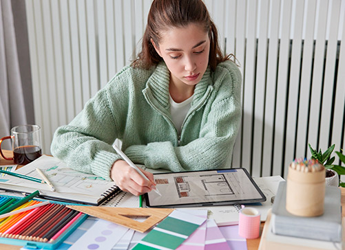 mujer con tableta haciendo diseño 