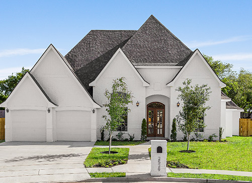 Una casa blanca con un garaje espacioso, que destaca el encanto de las opciones inmobiliarias de McAllen.
