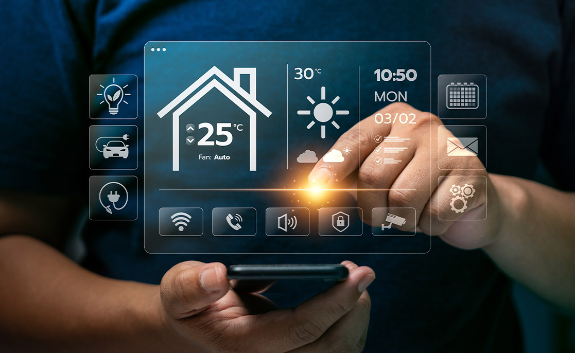 Un hombre controla un sistema de automatización del hogar con un teléfono inteligente, lo que ilustra las tendencias modernas del hogar en el sur de Texas para 2026.