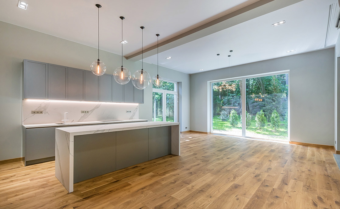 Cocina contemporánea con suelo de madera y muebles blancos, que muestra las principales preferencias de los compradores en McAllen y Harlingen.