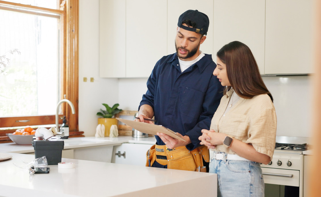 Mujer, cocina y fontanero con contrato en portapapeles para servicio de mantenimiento, información y reparaciones. Casa, discusión y hombre con notas en lista de comprobación para renovación, inspección o comentarios del cliente