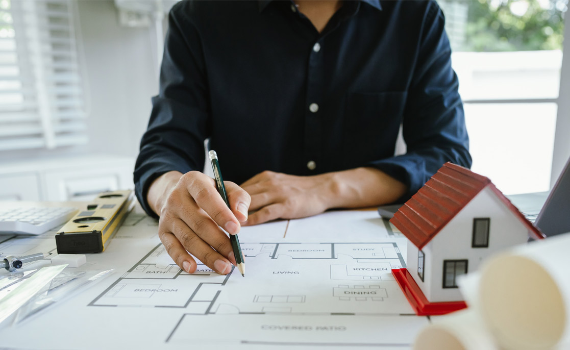 Concepto arquitectónico, ingeniero arquitecto autónomo trabajando en dibujos iniciales del proyecto, planos de construcción, diseño arquitectónico, redacción de planos y modelado de construcción.