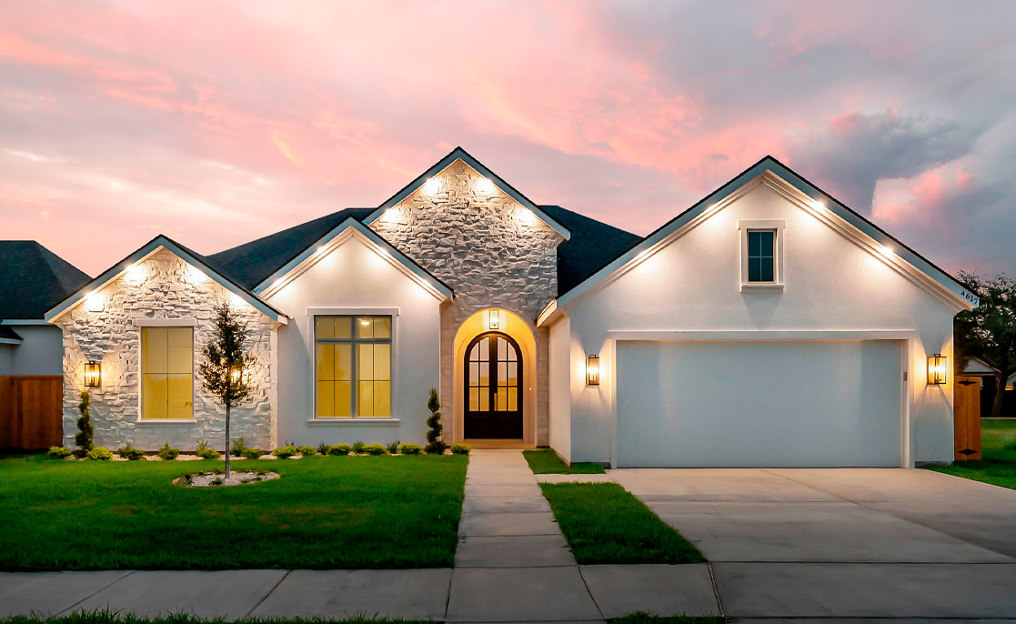 Diseño de Villa Homes: Una hermosa casa blanca con un garaje grande, presentada en el contexto de Edinburg, TX.